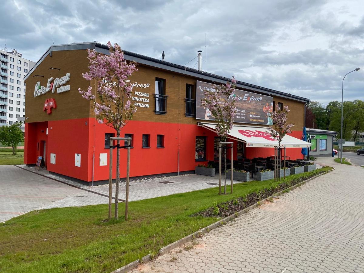 Hotel Penzion Kuzelna à Trutnov Extérieur photo
